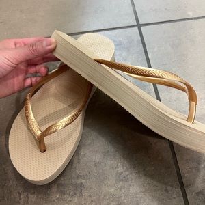 havaianas 1-inch heeled flip flops in gold